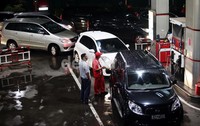 Antrean kendaraan mengular di SPBU 34-12902 di jalan Jend. Gatot Soebroto, Jakarta, Rabu (12/06) malam.