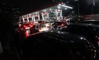 Puluhan kendaraan roda empat serta roda dua rela mengantre hingga malam.