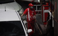 Para pemilik kendaraan tampak mengisi tangki mobilnya dengan premium bersubsidi.
