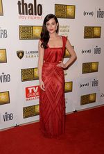 Pesona Emmy Rossum Bergaun Merah