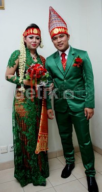 Warna hijau dipilih sebagai warna baju pernikahan mereka.
