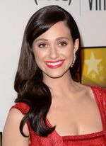 Pesona Emmy Rossum Bergaun Merah