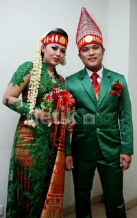 Setelah pacaran 1,5 tahun, Posan akhirnya menikahi Tia.