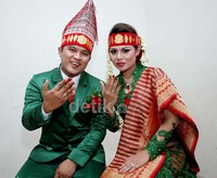 Posan dan Tia pamer cincin pernikahan mereka.