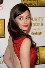 Pesona Emmy Rossum Bergaun Merah