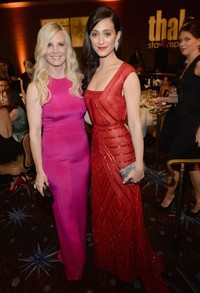 Emmy Rossum sempat berfoto bersama aktris Monica Potter. Michael Buckner/Getty Images/AFP.