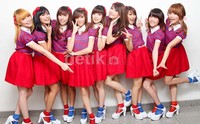 Cherrybelle kompak memakai blouse stripes, rok merah, kaus kaki merah-biru, dan heels putih. Gus Mun/detikHOT.