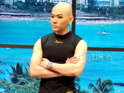 Deddy Corbuzier Pamer Otot