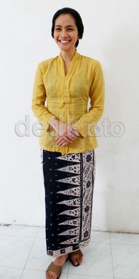 Aku sangat menikmati memakai ini jadi bisa melepas kerinduan. Kemarin itu perannya nggak ada yang pakai ini jadi sekarang bisa merasakan pakai stagen dan kebaya, ujarnya.