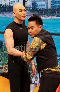 Deddy pamer otot di tangannya. Desi/detikHOT.