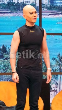 Deddy tampil dengan kaus u can see-nya. Desi/detikHOT.