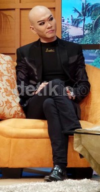 Deddy kembali mengenakan jas hitamnya. Desi/detikHOT.