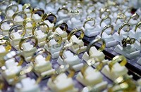 Sementara harga buyback atau harga jika masyarakat ingin menjual emasnya ke Antam naik dari posisi Rp 434.000/gram ke Rp 439.000/gram. Rachman Haryanto/Files.