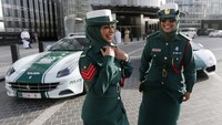 2 Polwan Dubai berpose di depan armada Ferrari mereka yang diparkir di area Burj Khalifa. REUTERS/Jumana El Heloueh.