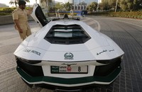 Polisi bernama Khalifa Abdullah Al-Falasi ini mendapat jatah mobil Lamborghini. REUTERS/Jumana El Heloueh.