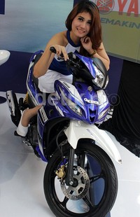 Spirit fighthing tim Yamaha Factory Racing bersama YZR-M1 diabadikan untuk saudara kandungnya di Indonesia, dengan mengaplikasikan desain original MotoGP livery yang dirancang sendiri oleh tim Yamaha Factory Racing. Teristimewa lagi karena desainnya hasil rancangan desainer YZR-M1.
