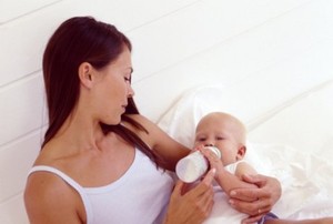 Perlukah Sesekali Memberikan Susu Formula pada Bayi?