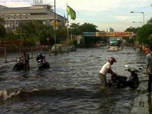 Banjir Rob di Mangga Dua Membuat Tol Wiyoto Wiyono Tersendat 22 Km