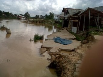 Turap Jebol, Rumah yang Dihuni Puluhan KK di Kutai Timur Terancam Ambruk