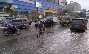 Tinggi Banjir Rob di Depan WTC Mangga Dua Sepaha Orang Dewasa