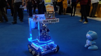     Robot ini membantu memberikan brosur pada pengunjung yang datang di pameran. Dinamakan Tetrix Mikrobot, piranti ini dikontrol lewat remote dari jarak jauh. Robot yang dijual Rp 9 juta per paket tersebut bisa dijumpai di depan booth Indosat.