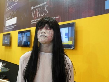     Microsoft memiliki cara unik untuk mengedukasi pengunjung akan pembajakan dengan menghadirkan kuntilanak KW tersebut di booth mereka Karena bajakan itu akan mengganggu dan menghantui pengguna PC, tukas sang pejaga booth.