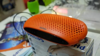     Masih ada juga SBM 130 dengan pilihan warna orange dan biru ini. Piranti ini sudah mendukung radio FM, Slot micro SD dengan ketahanan baterai hingga 6 jam.