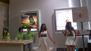 Selain SPG juga ada para sexy dancer yang sengaja digunakan untuk menarik perhatian pengunjung.