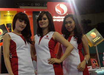 Tak ayal, kehadiran para wanita cantik ini membuat suasana lebih meriah.     