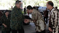 Presiden SBY disambut Menkominfo Tifatul Sembiring dan Ketua Forum Pemred Wahyu Muryadi. Abror Rizki/Setpres.