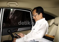 Tanpa banyak berkomentar, dia langsung masuk ke dalam mobil Honda CR-V putih 1495 RFY. Lamhot Aritonang/detikFoto.
