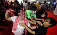 Zombie berkeliaran di arena Pekan Produk Kreatif Daerah (PPKD) 2013.