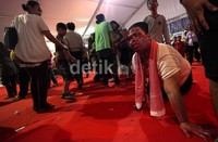 Zombie berkeliaran di antara pengunjung Pekan Produk Kreatif Daerah (PPKD) 2013.