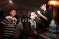 Para zombie sedang mempersiapkan diri seperti menyiapkan kostum dan merias wajah.