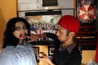 Komunitas ini juga memiliki booth sendiri. Mereka menawarkan foto bersama zombie atau pengunjung bisa juga berdandan ala zombie.