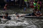 Banjir Datang, Anak-anak Asyik Bermain