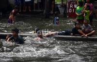 Meski air banjir kotor, mereka tidak peduli.