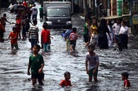 Banjir tersebut dikarenakan meluapnya kali Ancol akibat naiknya air laut.