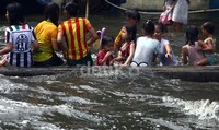 Meski banjir anak-anak tampak senang bermain air.