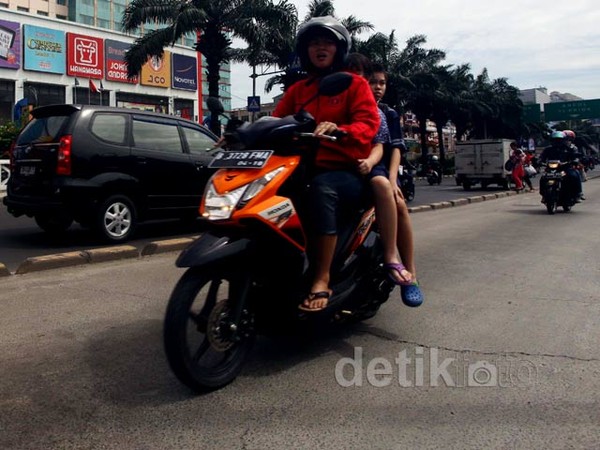 Hindari Banjir, Pengendara Lawan Arah
