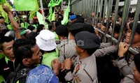 Dalam aksinya, pendemo sempat terlibat dorong-dorongan dengan polisi.