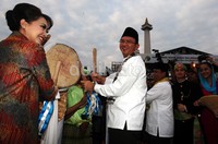 Ahok memukul bedug sebagai tanda dibukanya Pekan Produk Kreatif Daerah (PPKD) 2013 di Monas, Jakarta.