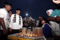 Ahok berdialog dengan penjual kerak telur.