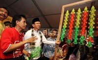 Ahok melihat stand kerajinan kreatif berupa lampion yang terbuat dari botol plastik bekas.