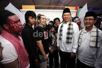 Ahok menyapa beberapa zombie yang turut memeriahkan acara tersebut.