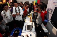 Ahok mengunjungi salah satu stand pameran.