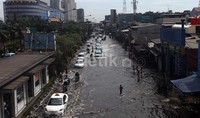 Banjir ini disebabkan meluapnya kali Ancol akibat naiknya air laut.