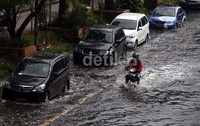 Banjir lambat mereka kerena pompa di pintu air Ancol timur rusak.