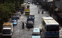 Banjir menyebabkan lalu lintas tersendat.