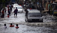 Banjir juga jadi tempat bermain anak-anak.